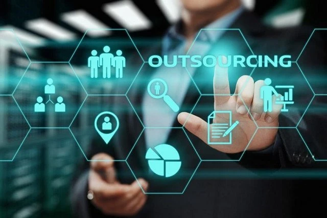 Outsource là gì? Outsource có những ưu nhược điểm gì?